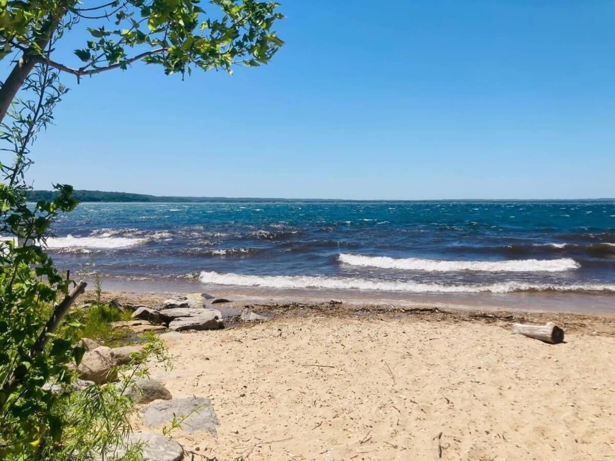 Location Location - Capri Condo 212 Traverse City Bagian luar foto